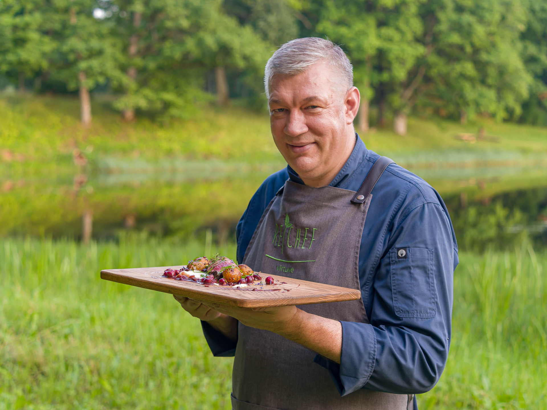 MEISTARKLASE – meža sēņu salāti, briedis ķiršu mērcē un meža ogas sarkanvīna sīrupā